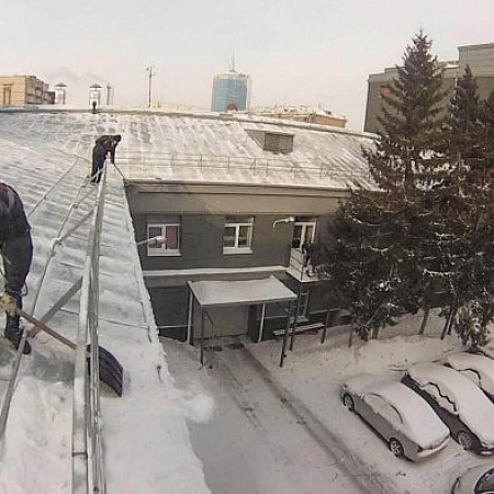 Уборка кровли от снега и наледи