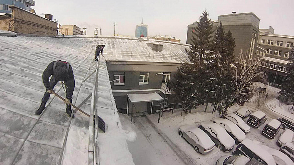 Уборка кровли от снега и наледи